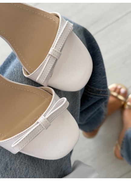 Beyaz mini topuklu ayakkabı 