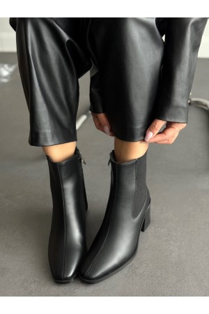 Siyah yanı lastikli topuklu bot 
