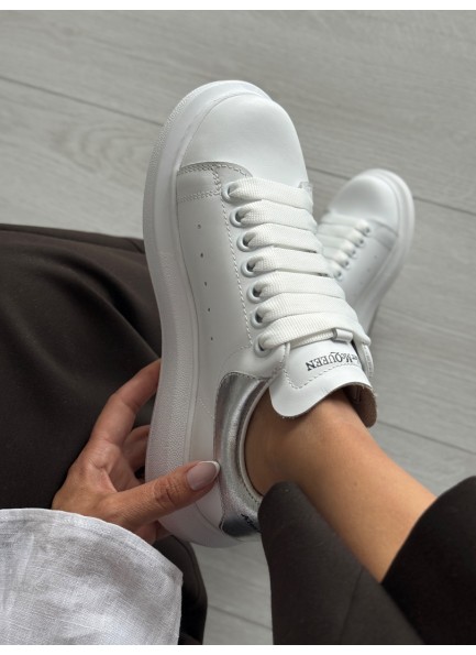 Beyaz gümüş detaylı kalın taban spor ayakkabı 