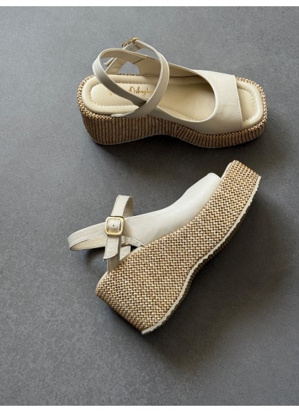 Bej hasır dolgu topuk sandalet 