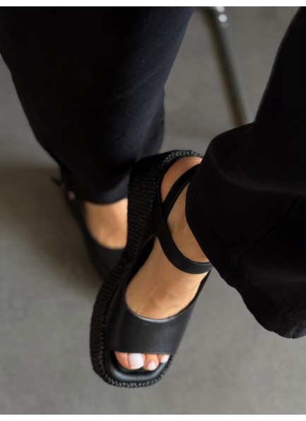 Siyah hasır dolgu topuk sandalet 