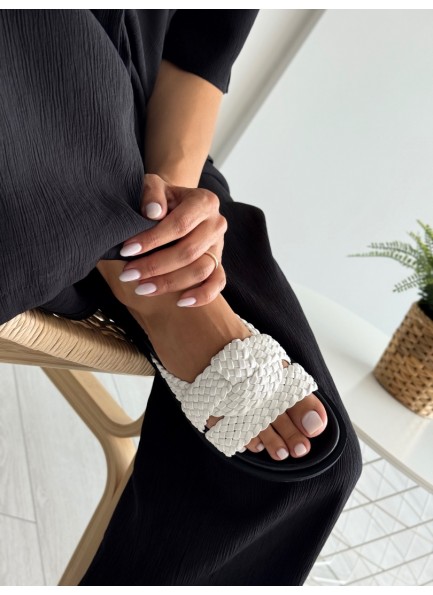 Beyaz örgülü terlik