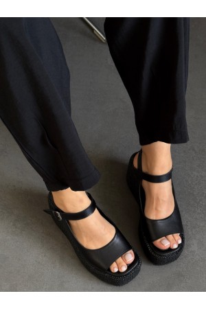 Siyah hasır dolgu topuk sandalet 