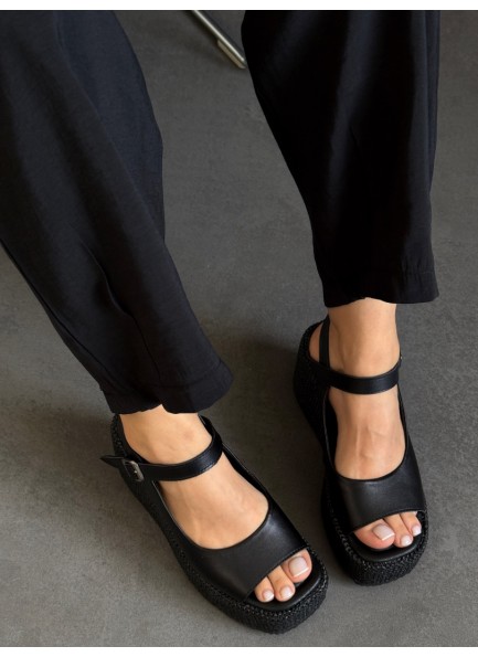 Siyah hasır dolgu topuk sandalet 