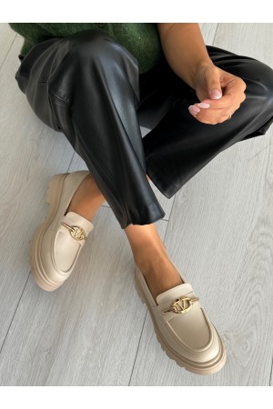 Bej aksesuarlı loafer