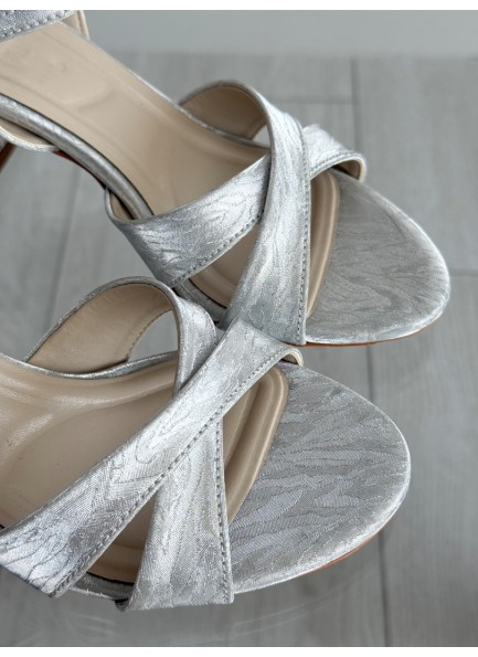 Gümüş çapraz bantlı topuklu sandalet 