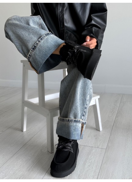 Siyah bağcıklı peluş bot