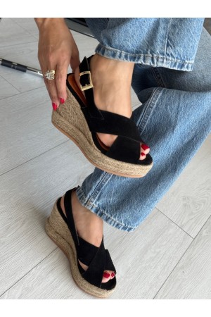Siyah hasır dolgu topuk sandalet 