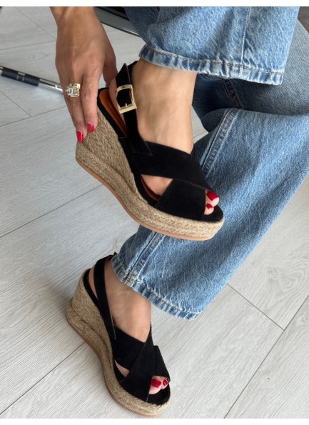 Siyah hasır dolgu topuk sandalet 