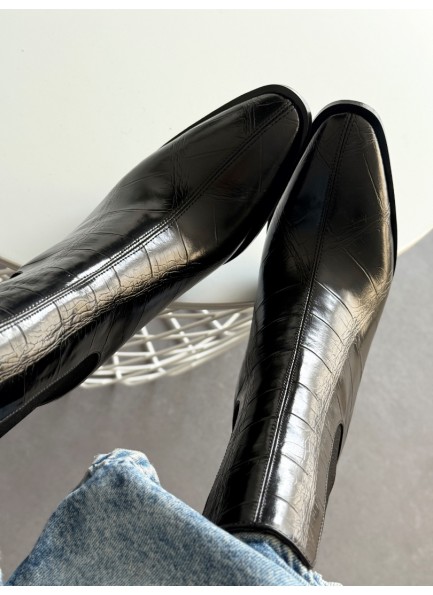 Siyah krokodil baskılı bot