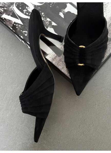 Siyah önü büzgülü terlik