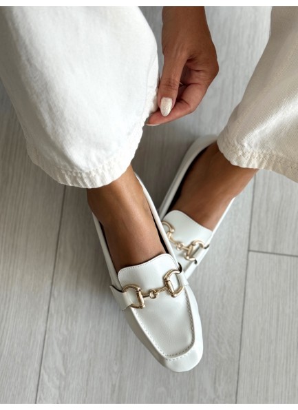 Beyaz aksesuarlı ince taban loafer 