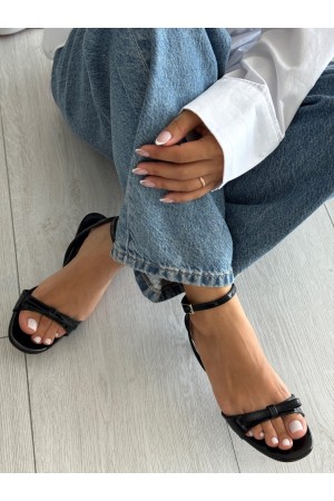 Siyah mini topuklu ayakkabı 