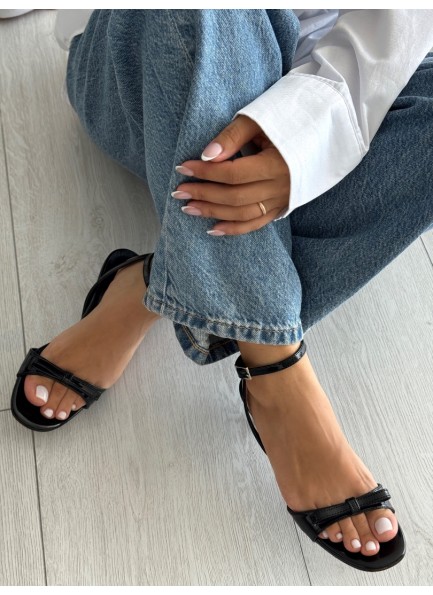 Siyah mini topuklu ayakkabı 