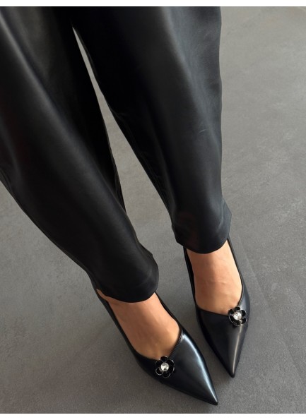 Siyah yanı aksesuarlı Stiletto