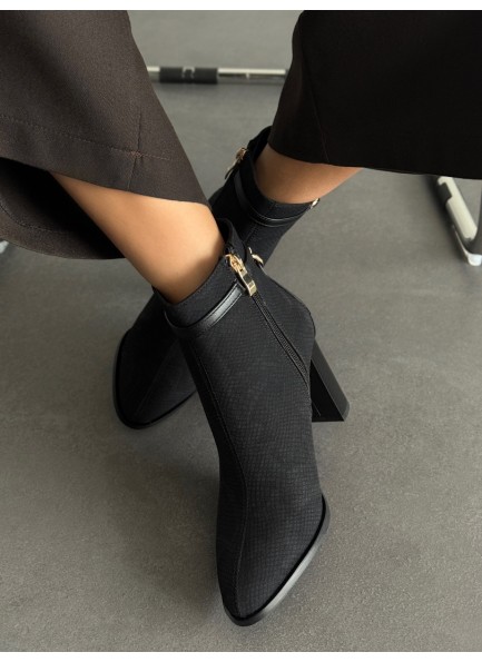 Siyah desenli topuklu bot 