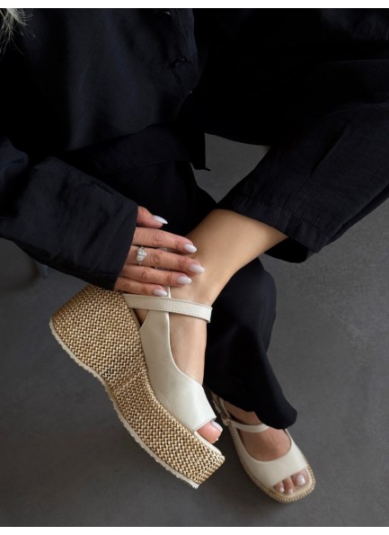 Bej hasır dolgu topuk sandalet 