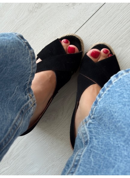 Siyah hasır dolgu topuk sandalet 