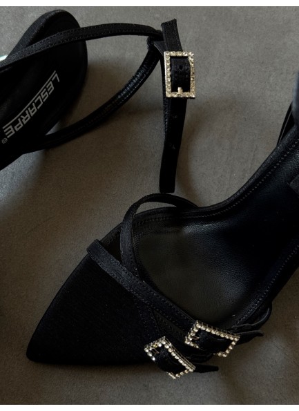 Siyah taş detaylı tek bant sandalet 