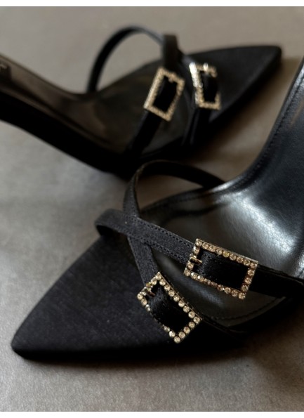 Siyah taş detaylı tek bant sandalet 