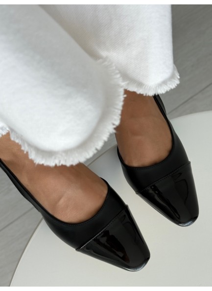 Siyah topuklu ayakkabı 