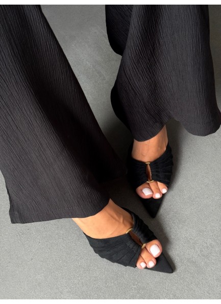 Siyah önü büzgülü terlik