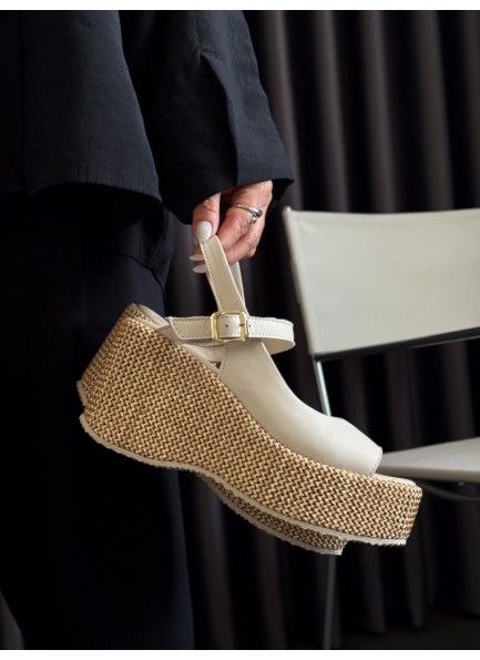 Bej hasır dolgu topuk sandalet 