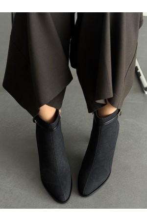 Siyah desenli topuklu bot 