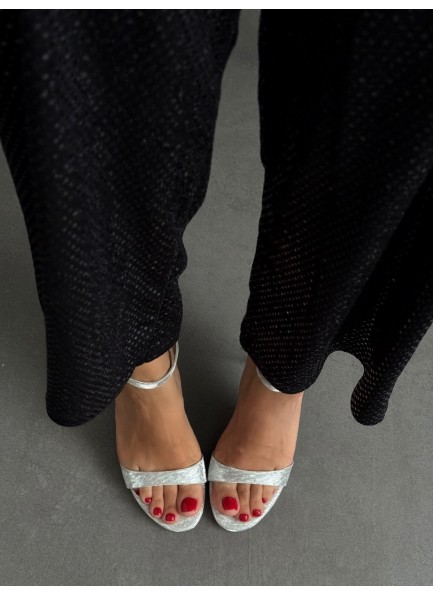 Gümüş tek bant topuklu sandalet 