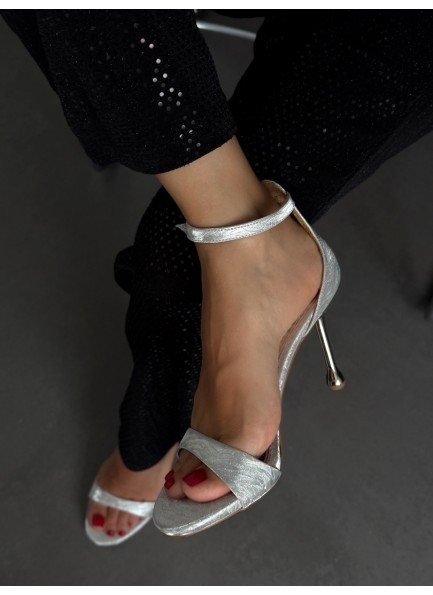 Gümüş tek bant topuklu sandalet 
