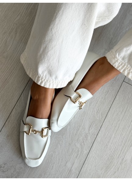 Beyaz aksesuarlı ince taban loafer 