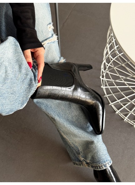 Siyah krokodil baskılı bot