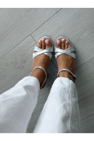 Gümüş çapraz bantlı topuklu sandalet 