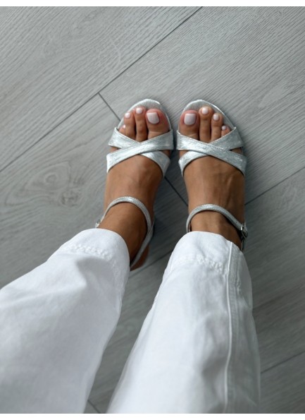 Gümüş çapraz bantlı topuklu sandalet 