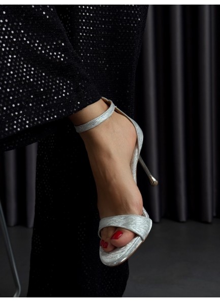 Gümüş tek bant topuklu sandalet 