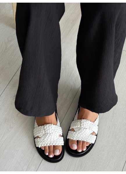 Beyaz örgülü terlik