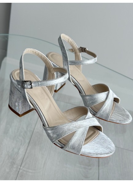 Gümüş çapraz bantlı topuklu sandalet 
