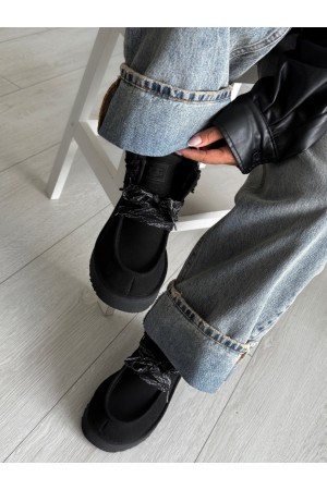 Siyah bağcıklı peluş bot