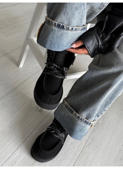 Siyah bağcıklı peluş bot