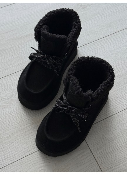 Siyah bağcıklı peluş bot