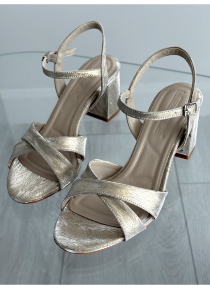 Gold çapraz bantlı topuklu sandalet 