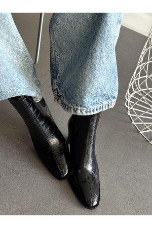 Siyah krokodil baskılı bot