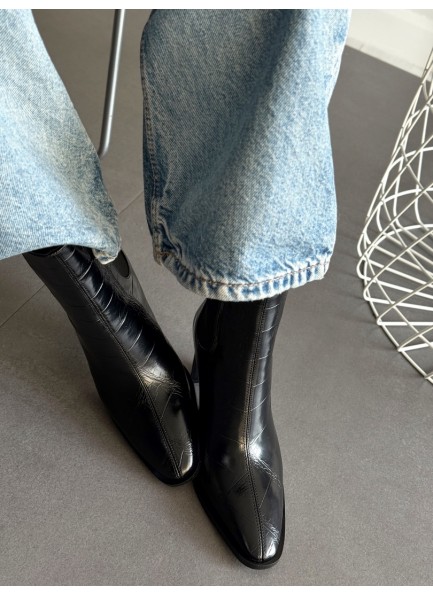 Siyah krokodil baskılı bot