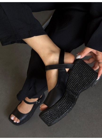 Siyah hasır dolgu topuk sandalet 