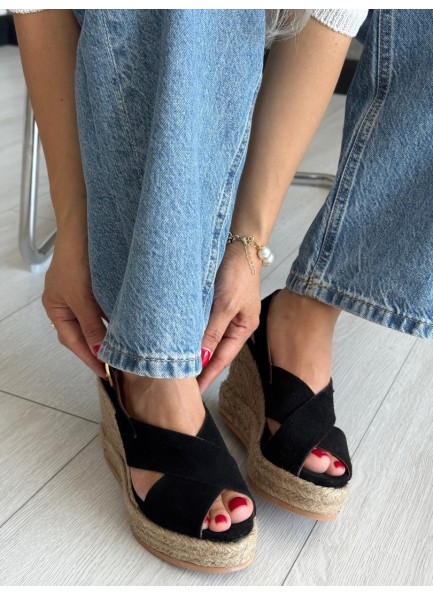 Siyah hasır dolgu topuk sandalet 