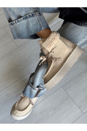 Bej bağcıklı peluş bot