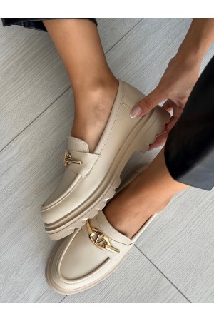 Bej aksesuarlı loafer
