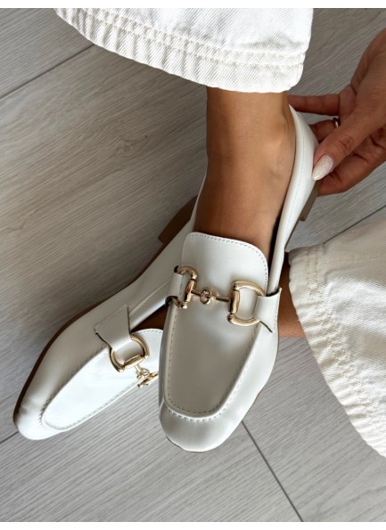 Beyaz aksesuarlı ince taban loafer 