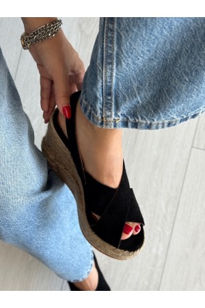 Siyah hasır dolgu topuk sandalet 