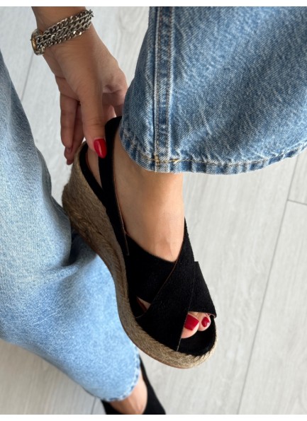 Siyah hasır dolgu topuk sandalet 